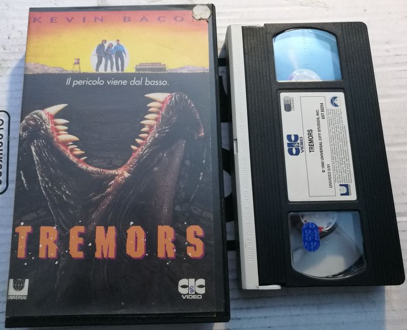 TeknoFilm - VHS – TREMORS di Ron Underwood (1990) - CIC TeknoFilm - VHS – TREMORS di Ron Underwood (1990) - CIC