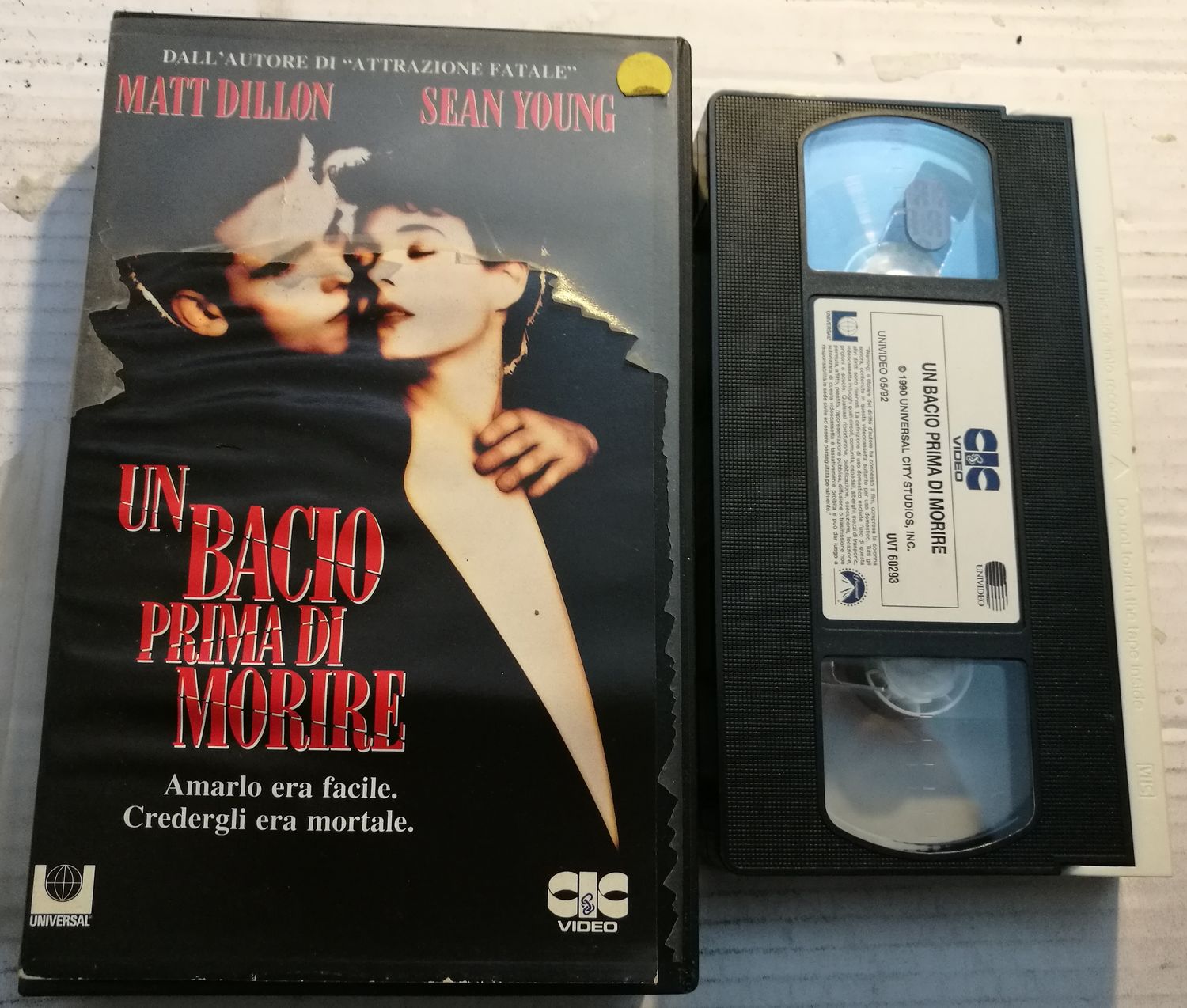 TeknoFilm - VHS – UN BACIO PRIMA DI MORIRE di James Dearden (1990) - CIC TeknoFilm - VHS – UN BACIO PRIMA DI MORIRE di James Dearden (1990) - CIC