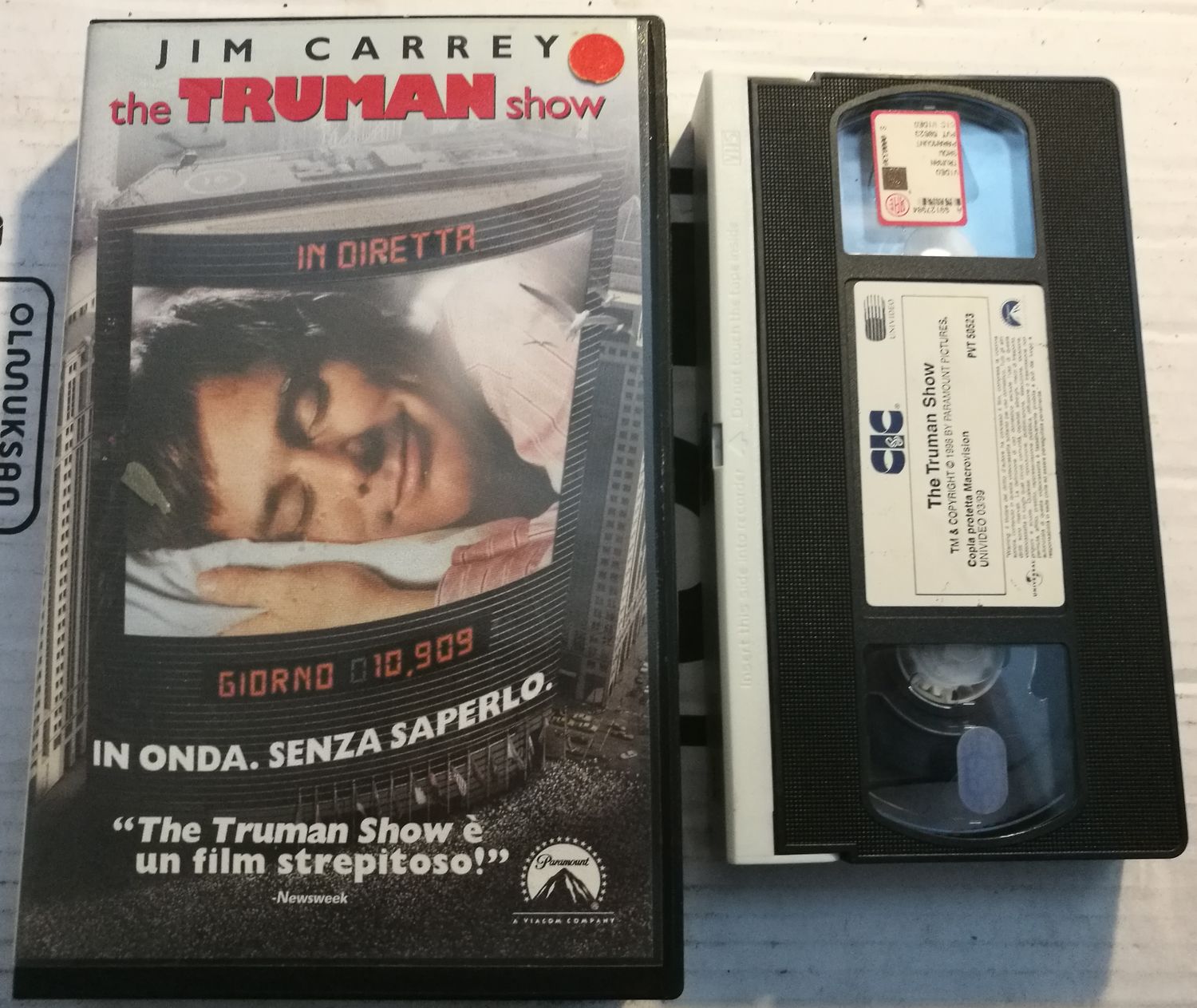 TeknoFilm - VHS – THE TRUMAN SHOW di Peter Weir (1998) - CIC TeknoFilm - VHS – THE TRUMAN SHOW di Peter Weir (1998) - CIC