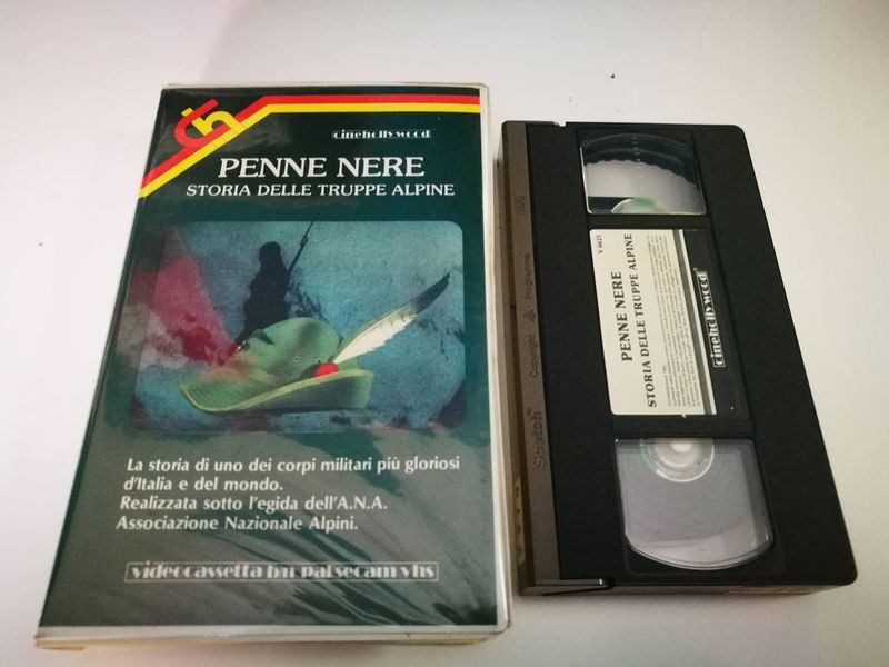 TeknoFilm - VHS – PENNE NERE - STORIA DELLE TRUPPE ALPINE (1986) - CINEHOLLYWOOD (INEDITO IN DVD) TeknoFilm - VHS – PENNE NERE - STORIA DELLE TRUPPE ALPINE (1986) - CINEHOLLYWOOD (INEDITO IN DVD)