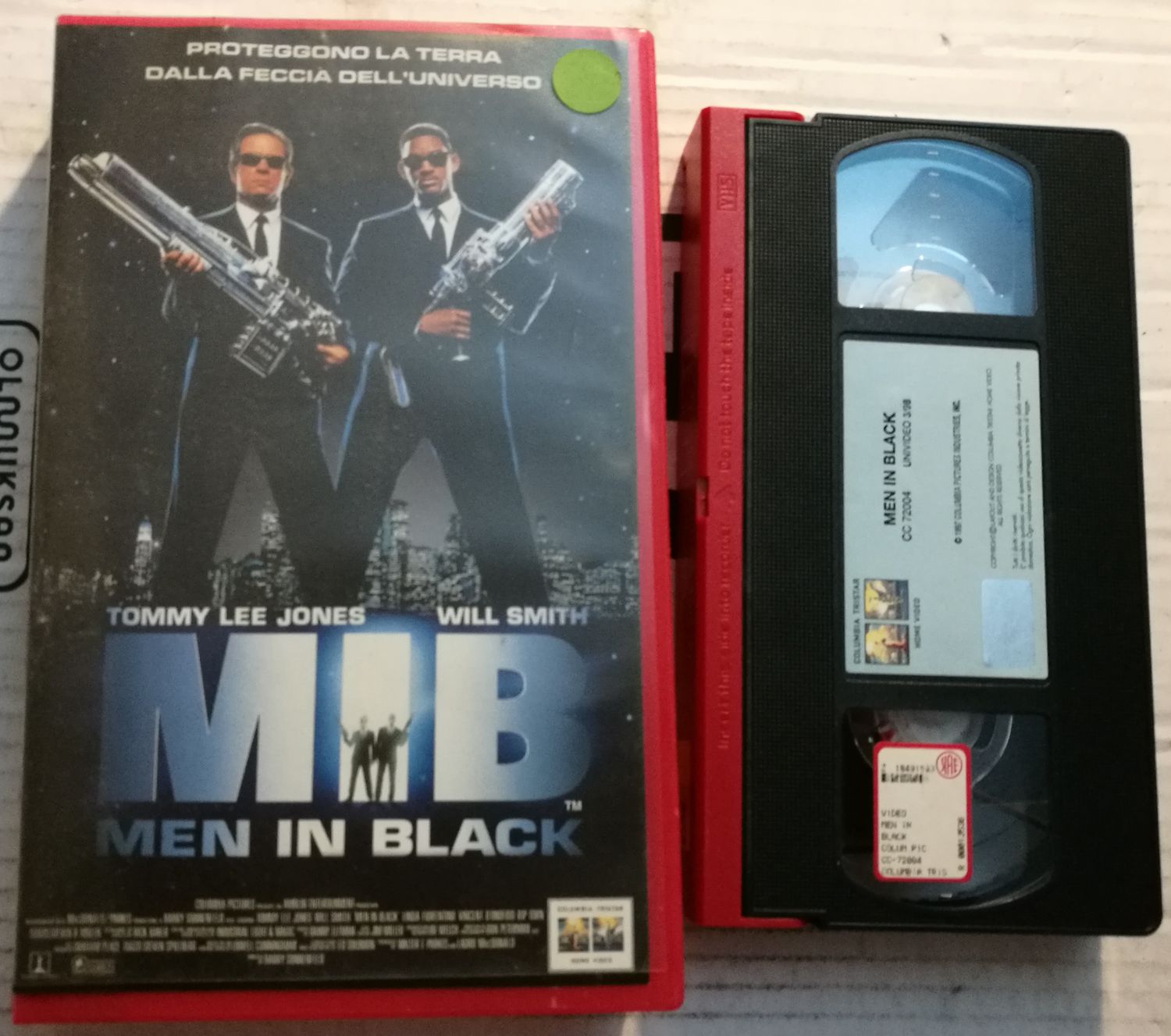 TeknoFilm - 2 VHS – M.I.B. MIB - MEN IN BLACK 1 e 2 di Barry Sonnenfeld (1997) - COLUMBIA TRISTAR TeknoFilm - 2 VHS – M.I.B. MIB - MEN IN BLACK 1 e 2 di Barry Sonnenfeld (1997) - COLUMBIA TRISTAR