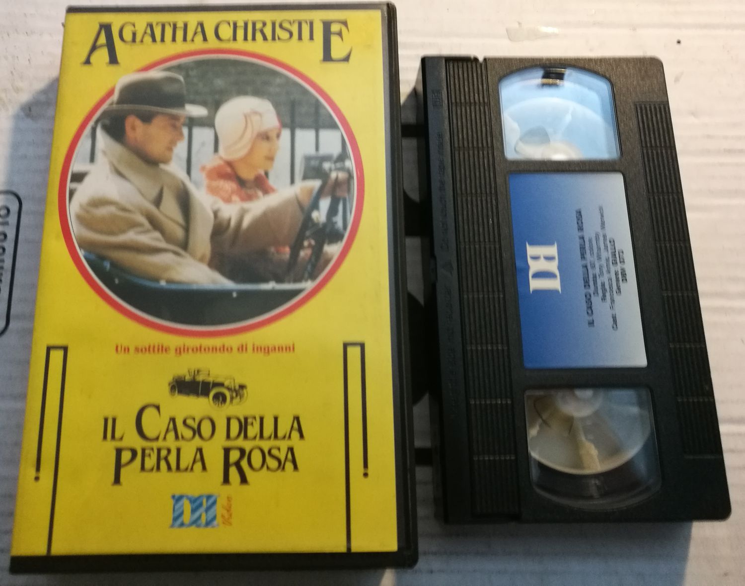 TeknoFilm - VHS – Agatha Christie IL CASO DELLA PERLA ROSA di Tony Wharmby (1982) - DB VIDEO (INEDITO IN DVD) TeknoFilm - VHS – Agatha Christie IL CASO DELLA PERLA ROSA di Tony Wharmby (1982) - DB VIDEO (INEDITO IN DVD)