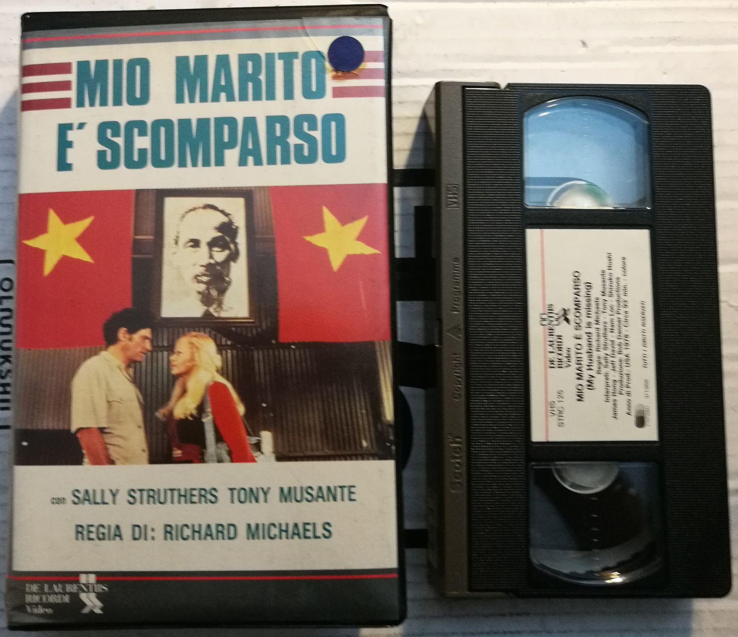 TeknoFilm - VHS – MIO MARITO E' SCOMPARSO di Richard Michaels (1978) - DeLaurentis/RICORDI (INEDITO IN DVD) TeknoFilm - VHS – MIO MARITO E' SCOMPARSO di Richard Michaels (1978) - DeLaurentis/RICORDI (INEDITO IN DVD)