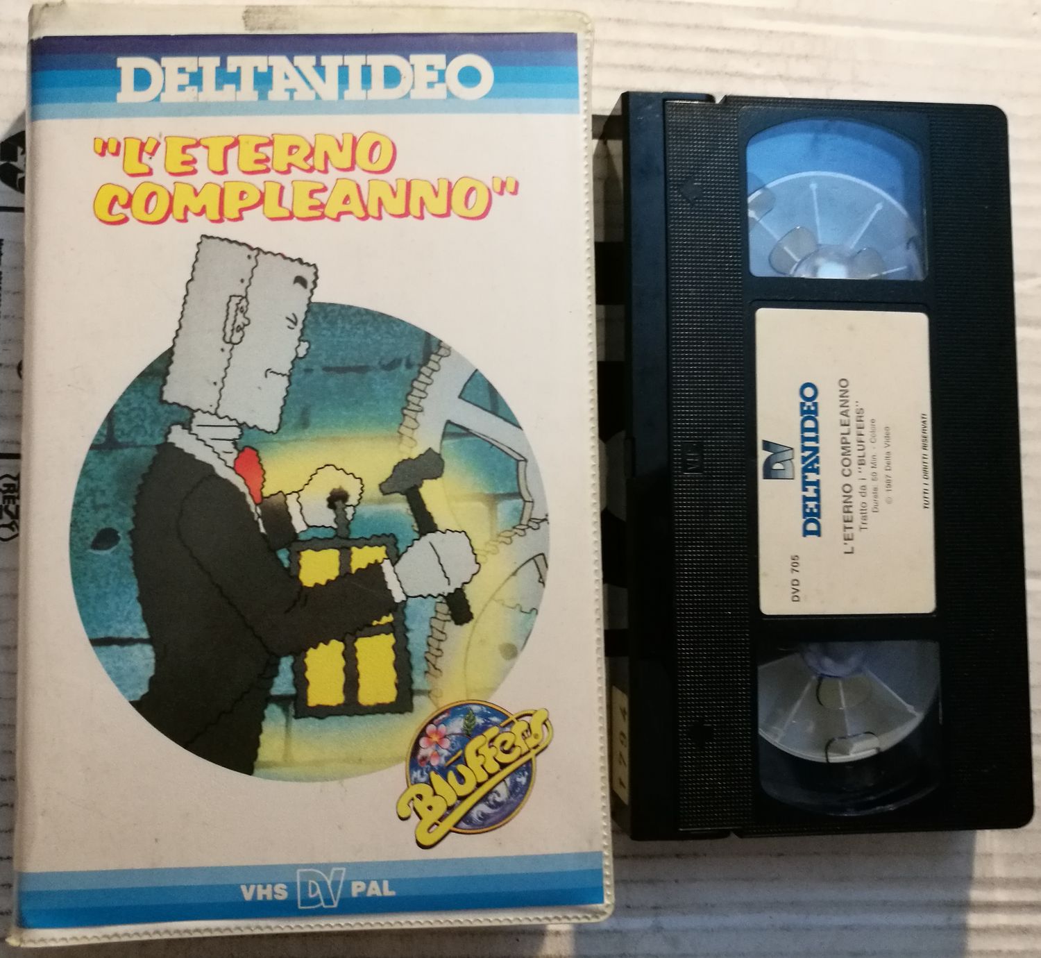 TeknoFilm - VHS – I BLUFFERS - L'ETERNO COMPLEANNO (1984) - DELTAVIDEO (INEDITO IN DVD) TeknoFilm - VHS – I BLUFFERS - L'ETERNO COMPLEANNO (1984) - DELTAVIDEO (INEDITO IN DVD)