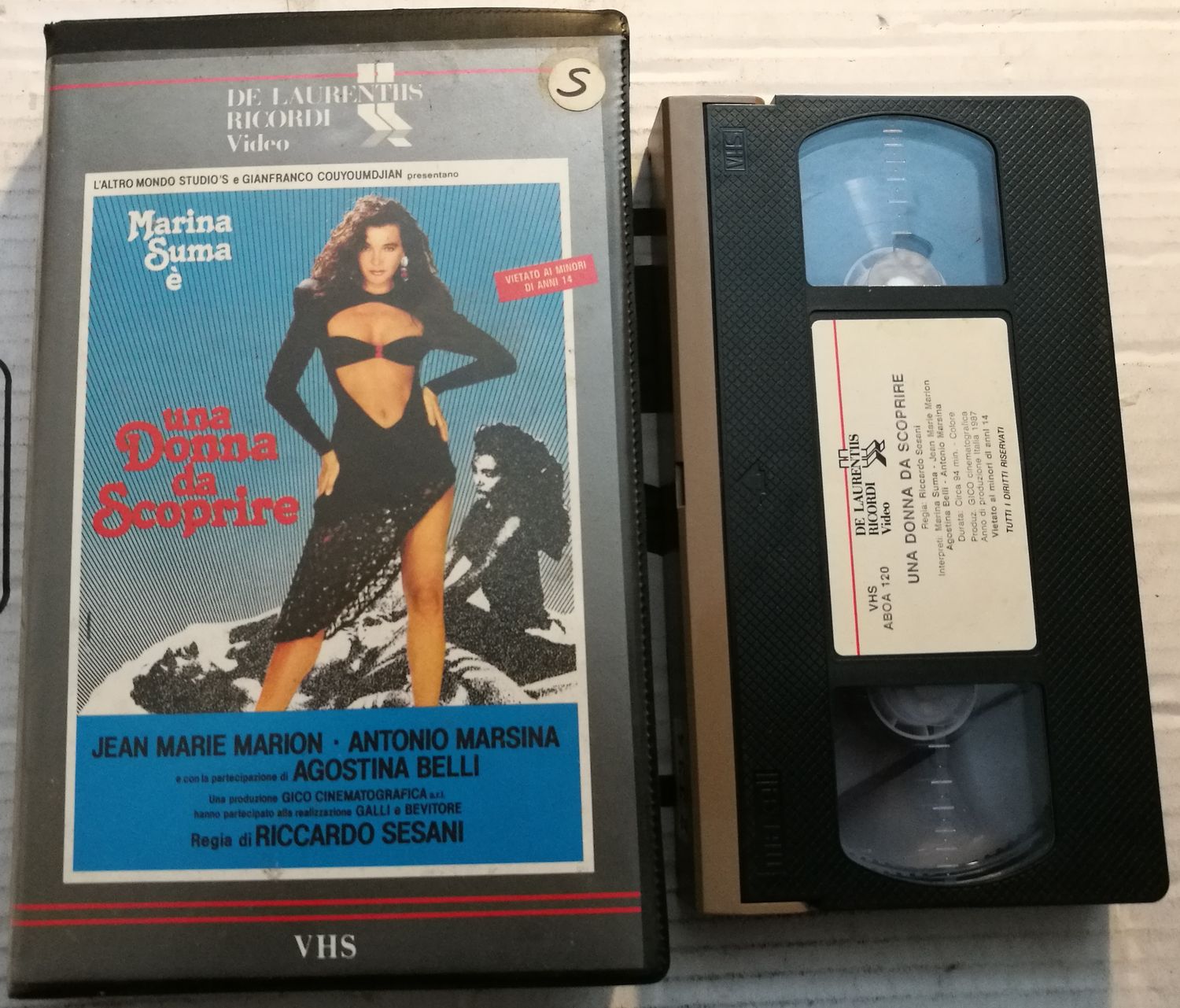 TeknoFilm - VHS – UNA DONNA DA SCOPRIRE di Riccardo Sesani (1987) - DeLaurentis/RICORDI (INEDITO IN DVD) TeknoFilm - VHS – UNA DONNA DA SCOPRIRE di Riccardo Sesani (1987) - DeLaurentis/RICORDI (INEDITO IN DVD)