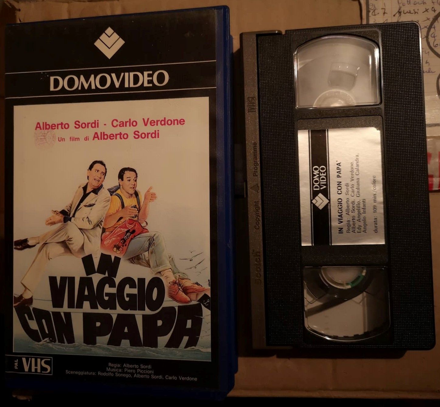TeknoFilm - VHS – IN VIAGGIO CON PAPA' di Alberto Sordi (1982) - DOMOVIDEO TeknoFilm - VHS – IN VIAGGIO CON PAPA' di Alberto Sordi (1982) - DOMOVIDEO