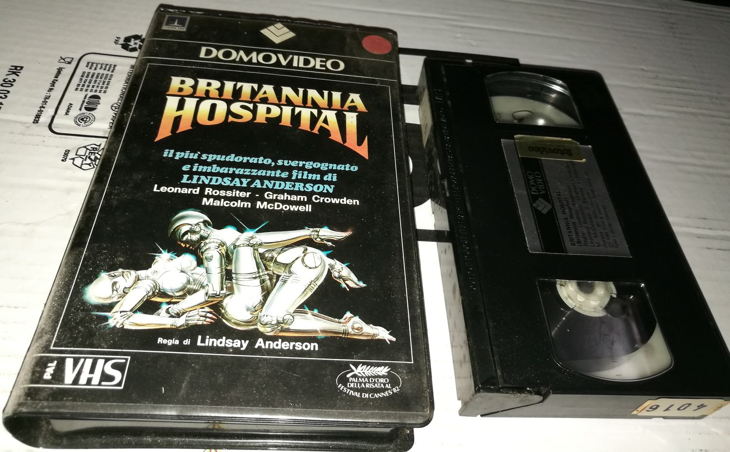 TeknoFilm - VHS – BRITANNIA HOSPITAL di Lindsay Anderson (1982) - DOMOVIDEO TeknoFilm - VHS – BRITANNIA HOSPITAL di Lindsay Anderson (1982) - DOMOVIDEO