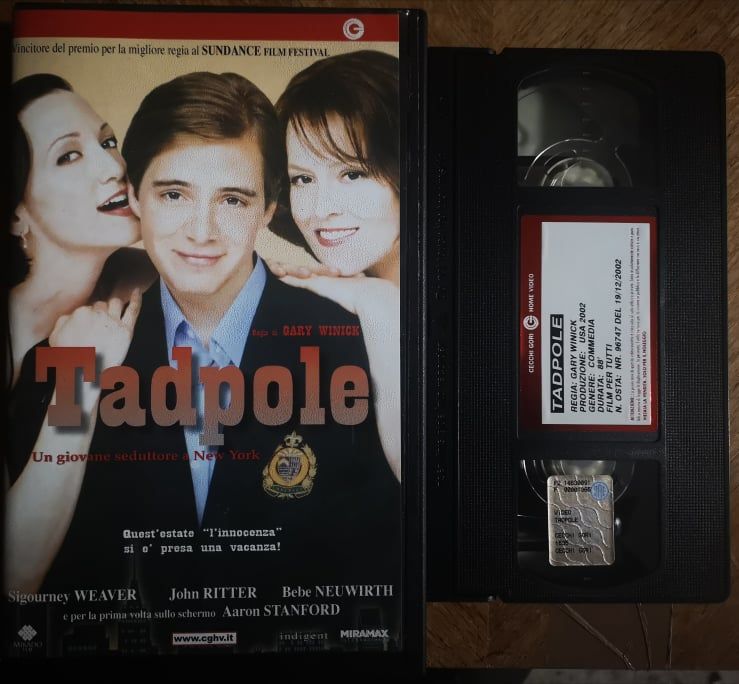 TeknoFilm - VHS (Copertina tagliata) – TADPOLE - UN GIOVANE SEDUTTORE A NEW YORK di Gary Winick (2002) - CECCHI GORI HOME VIDEO TeknoFilm - VHS (Copertina tagliata) – TADPOLE - UN GIOVANE SEDUTTORE A NEW YORK di Gary Winick (2002) - CECCHI GORI HOME VIDEO
