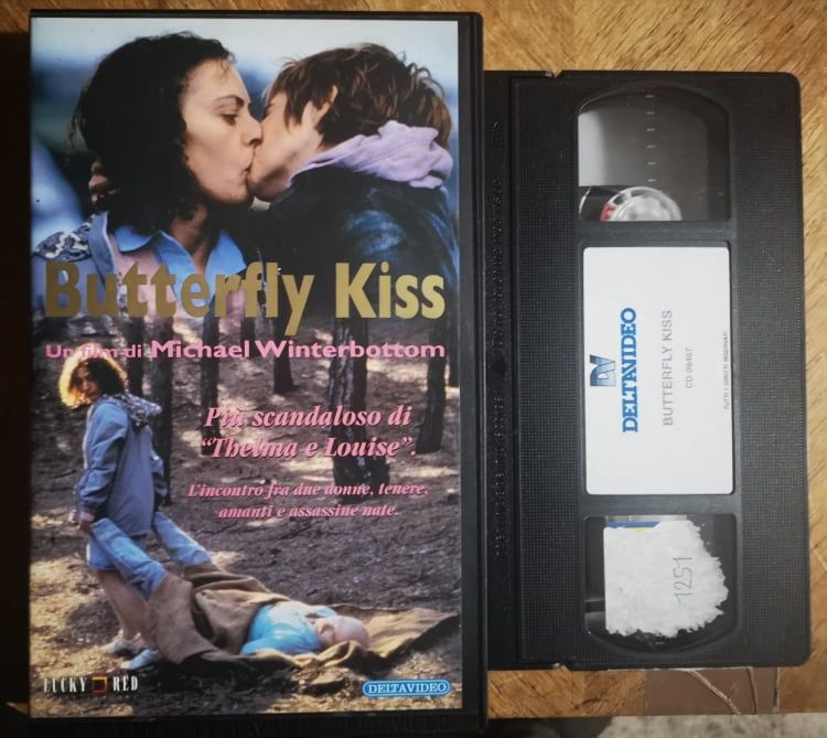 TeknoFilm - VHS – BUTTERFLY KISS - IL BACIO DELLA FARFALLA di Michael Winterbottom (1995) - DELTAVIDEO TeknoFilm - VHS – BUTTERFLY KISS - IL BACIO DELLA FARFALLA di Michael Winterbottom (1995) - DELTAVIDEO
