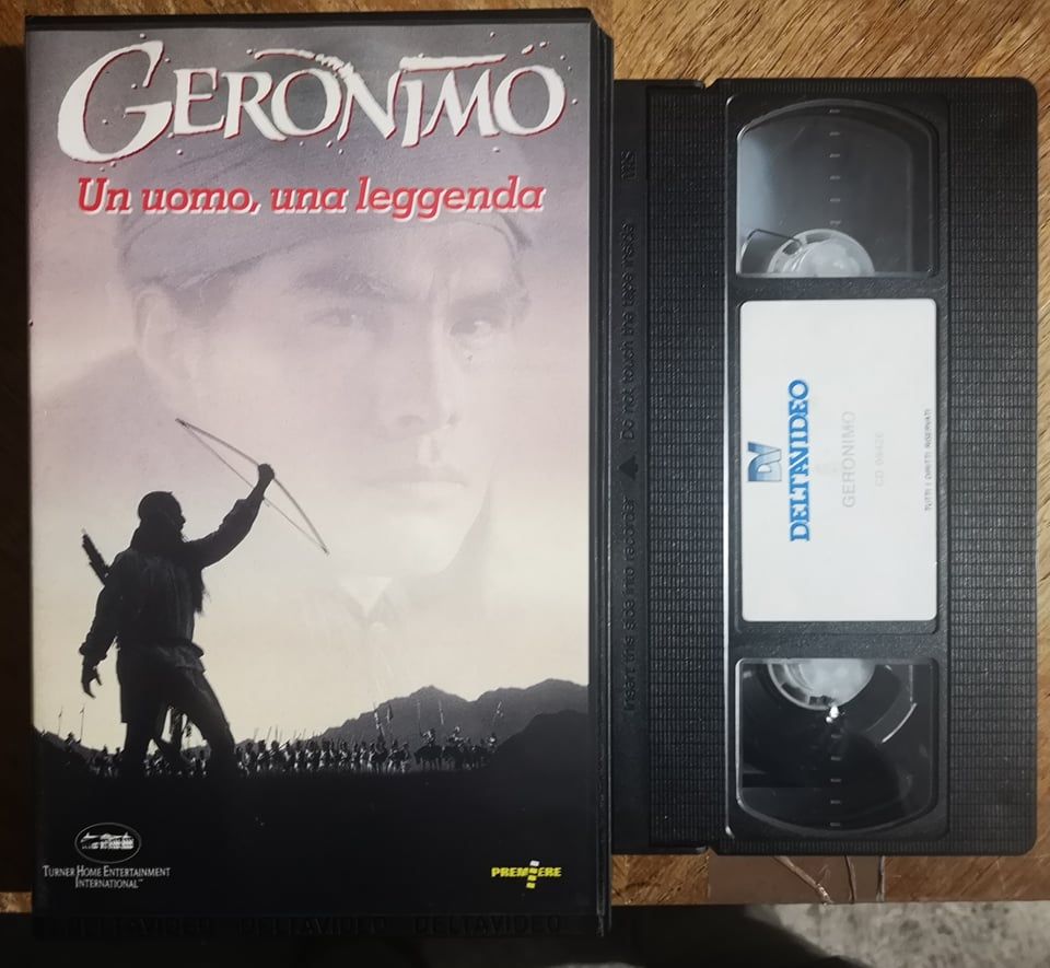 TeknoFilm - VHS – GERONIMO - UN UOMO, UNA LEGGENDA di Robert Young (1993) - DELTAVIDEO (INEDITO IN DVD) TeknoFilm - VHS – GERONIMO - UN UOMO, UNA LEGGENDA di Robert Young (1993) - DELTAVIDEO (INEDITO IN DVD)