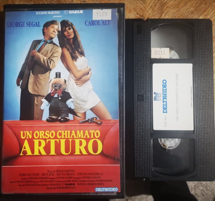 TeknoFilm - VHS – UN ORSO CHIAMATO ARTURO di Sergio Martino (1992) - DELTAVIDEO (INEDITO IN DVD) TeknoFilm - VHS – UN ORSO CHIAMATO ARTURO di Sergio Martino (1992) - DELTAVIDEO (INEDITO IN DVD)
