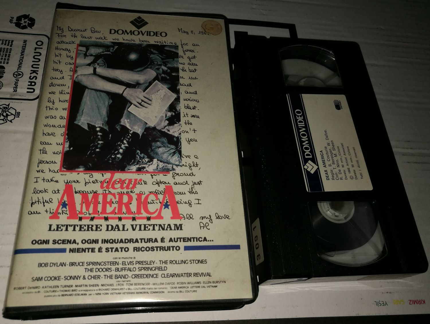 TeknoFilm - VHS – DEAR AMERICA - LETTERE DAL VIETNAM di Bill Couturie (1987) - DOMOVIDEO (INEDITO IN DVD) TeknoFilm - VHS – DEAR AMERICA - LETTERE DAL VIETNAM di Bill Couturie (1987) - DOMOVIDEO (INEDITO IN DVD)