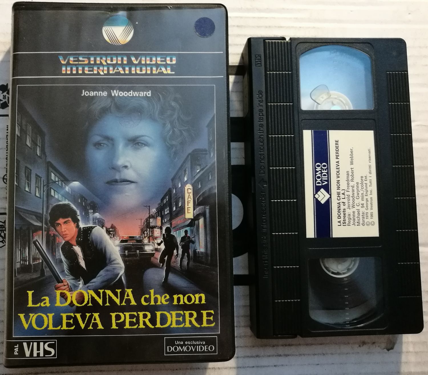 TeknoFilm - VHS – LA DONNA CHE NON VOLEVA PERDERE di Jerrold Freedman (1979) - DOMOVIDEO (INEDITO IN DVD) TeknoFilm - VHS – LA DONNA CHE NON VOLEVA PERDERE di Jerrold Freedman (1979) - DOMOVIDEO (INEDITO IN DVD)