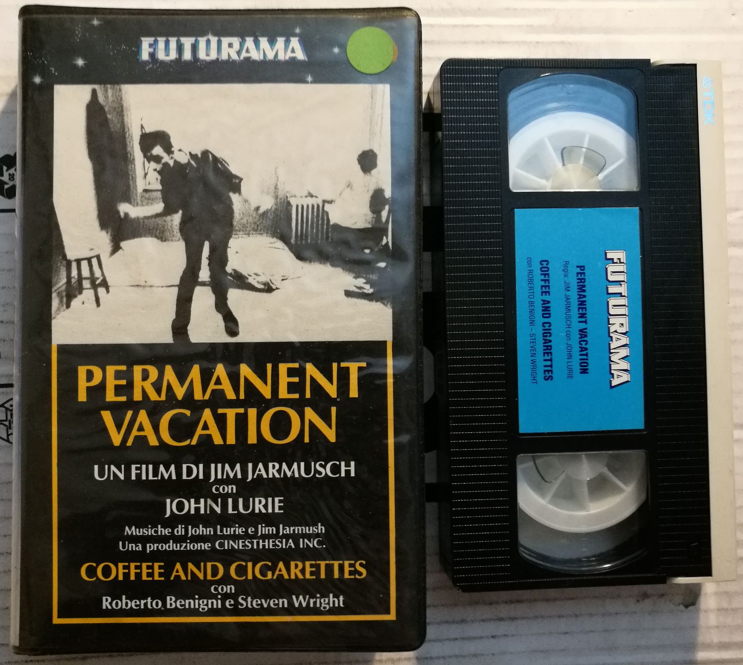 TeknoFilm - 1 VHS 2 Film – PERMANENT VACATION e COFFEE & CIGARETTES di Jim Jarmusch (1980) - FUTURAMA (INEDITO IN DVD) TeknoFilm - 1 VHS 2 Film – PERMANENT VACATION e COFFEE & CIGARETTES di Jim Jarmusch (1980) - FUTURAMA (INEDITO IN DVD)