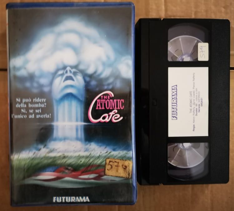 TeknoFilm - VHS – THE ATOMIC CAFE' di Jayne Loader (1982) - FUTURAMA (INEDITO IN DVD) TeknoFilm - VHS – THE ATOMIC CAFE' di Jayne Loader (1982) - FUTURAMA (INEDITO IN DVD)