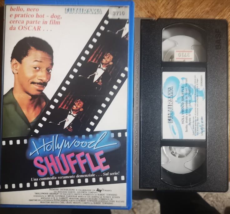 TeknoFilm - VHS – HOLLYWOOD SHUFFLE di Helen Martin (1987) - FUTURAMA (INEDITO IN DVD) TeknoFilm - VHS – HOLLYWOOD SHUFFLE di Helen Martin (1987) - FUTURAMA (INEDITO IN DVD)