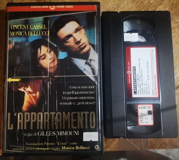 TeknoFilm - VHS – L'APPARTAMENTO di Gilles Mimouni (1996) - FUTURAMA (INEDITO IN DVD) TeknoFilm - VHS – L'APPARTAMENTO di Gilles Mimouni (1996) - FUTURAMA (INEDITO IN DVD)