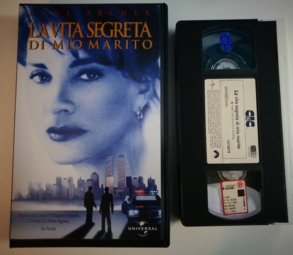 TeknoFilm - VHS – LA VITA SEGRETA DI MIO MARITO di Graeme Clifford (1998) - CIC (INEDITO IN DVD) TeknoFilm - VHS – LA VITA SEGRETA DI MIO MARITO di Graeme Clifford (1998) - CIC (INEDITO IN DVD)