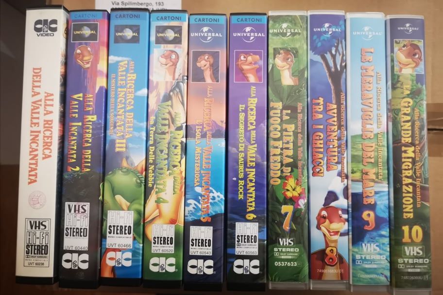 TeknoFilm - 10 VHS – ALLA RICERCA DELLA VALLE INCANTATA da 1 a 10 di A.A.V.V. (1988) - CIC/UNIVERSAL (INEDITO IN DVD) TeknoFilm - 10 VHS – ALLA RICERCA DELLA VALLE INCANTATA da 1 a 10 di A.A.V.V. (1988) - CIC/UNIVERSAL (INEDITO IN DVD)