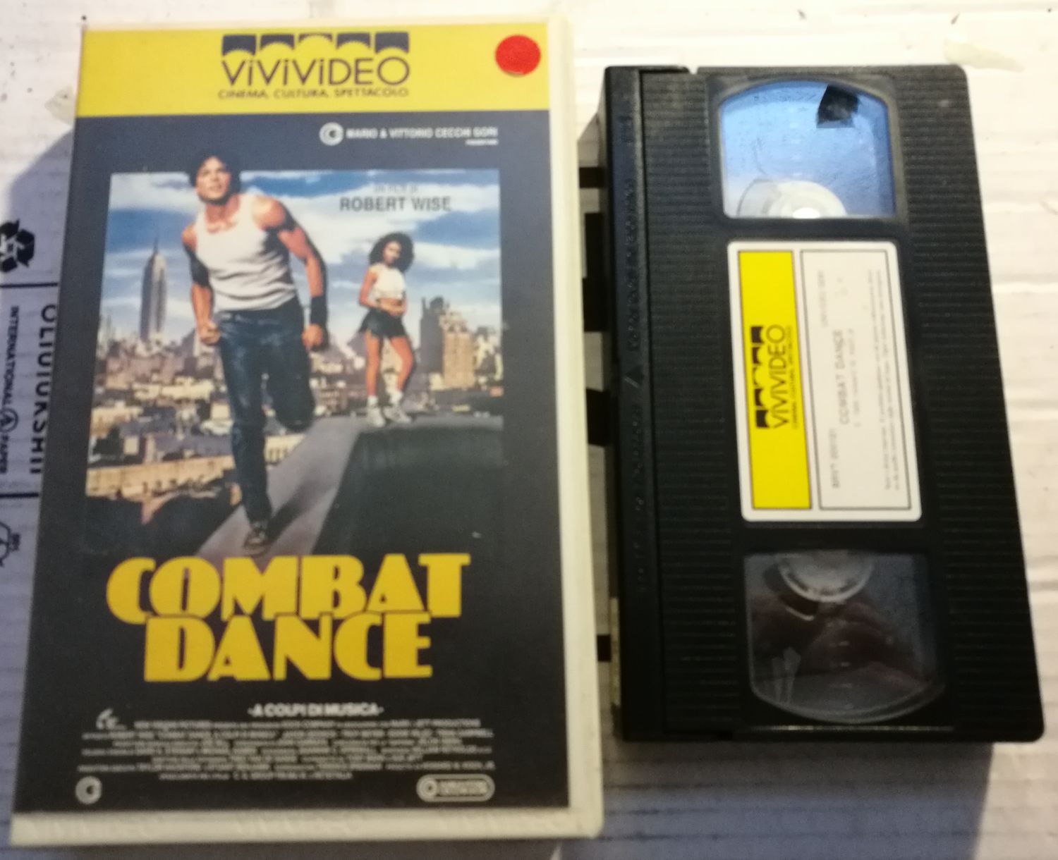 TeknoFilm – VHS – COMBAT DANCE - A COLPI DI MUSICA di Robert Wise (1989) - VIVIVIDEO (INEDITO IN DVD) TeknoFilm – VHS – COMBAT DANCE - A COLPI DI MUSICA di Robert Wise (1989) - VIVIVIDEO (INEDITO IN DVD)
