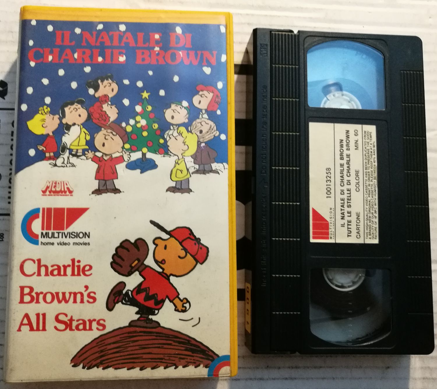 TeknoFilm – VHS – CHARLIE BROWN: 2 Episodi (Il natale di Charlie Brown e Charlie Brown's all stars) (1950) - MULTIVISION (INEDITO IN DVD) TeknoFilm – VHS – CHARLIE BROWN: 2 Episodi (Il natale di Charlie Brown e Charlie Brown's all stars) (1950) - MULTIVISION (INEDITO IN DVD)