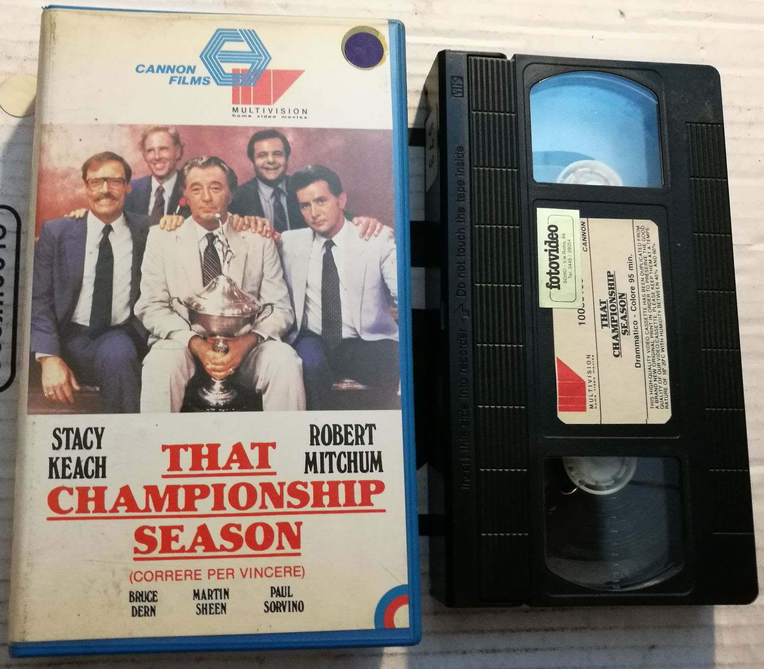 TeknoFilm – VHS – CORRERE PER VINCERE - THAT CHAMPIONSHIP SEASON di Jason Miller (1982) - MULTIVISION (INEDITO IN DVD) TeknoFilm – VHS – CORRERE PER VINCERE - THAT CHAMPIONSHIP SEASON di Jason Miller (1982) - MULTIVISION (INEDITO IN DVD)