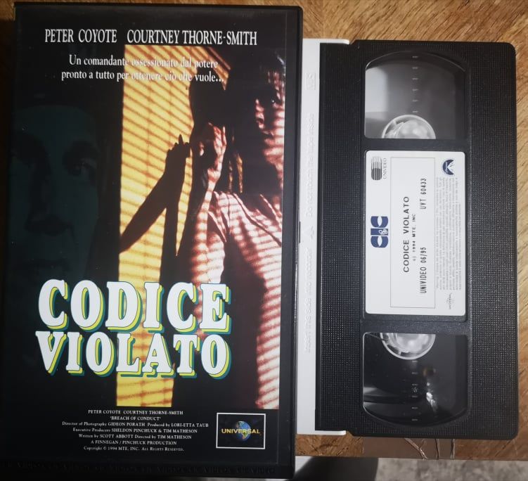 TeknoFilm - VHS – CODICE VIOLATO di Tim Matheson (1994) - CIC (INEDITO IN DVD) TeknoFilm - VHS – CODICE VIOLATO di Tim Matheson (1994) - CIC (INEDITO IN DVD)