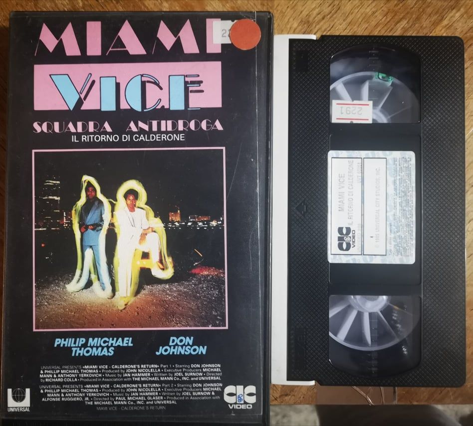 TeknoFilm - VHS – MIAMI VICE - IL RITORNO DI CALDERONE di Paul Michael Glaser (1985) - CIC (INEDITO IN DVD) TeknoFilm - VHS – MIAMI VICE - IL RITORNO DI CALDERONE di Paul Michael Glaser (1985) - CIC (INEDITO IN DVD)