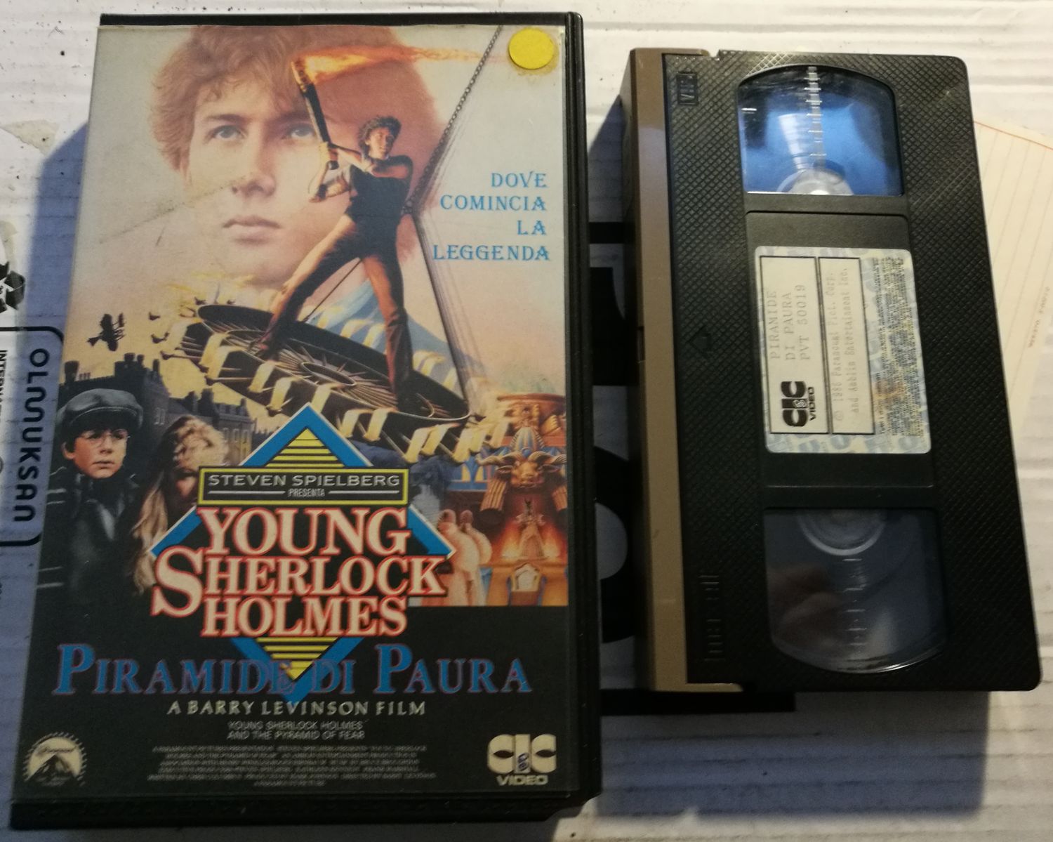 TeknoFilm - VHS – YOUNG SHERLOCK HOLMES - PIRAMIDE DI PAURA di Barry Levinson (1985) - CIC TeknoFilm - VHS – YOUNG SHERLOCK HOLMES - PIRAMIDE DI PAURA di Barry Levinson (1985) - CIC