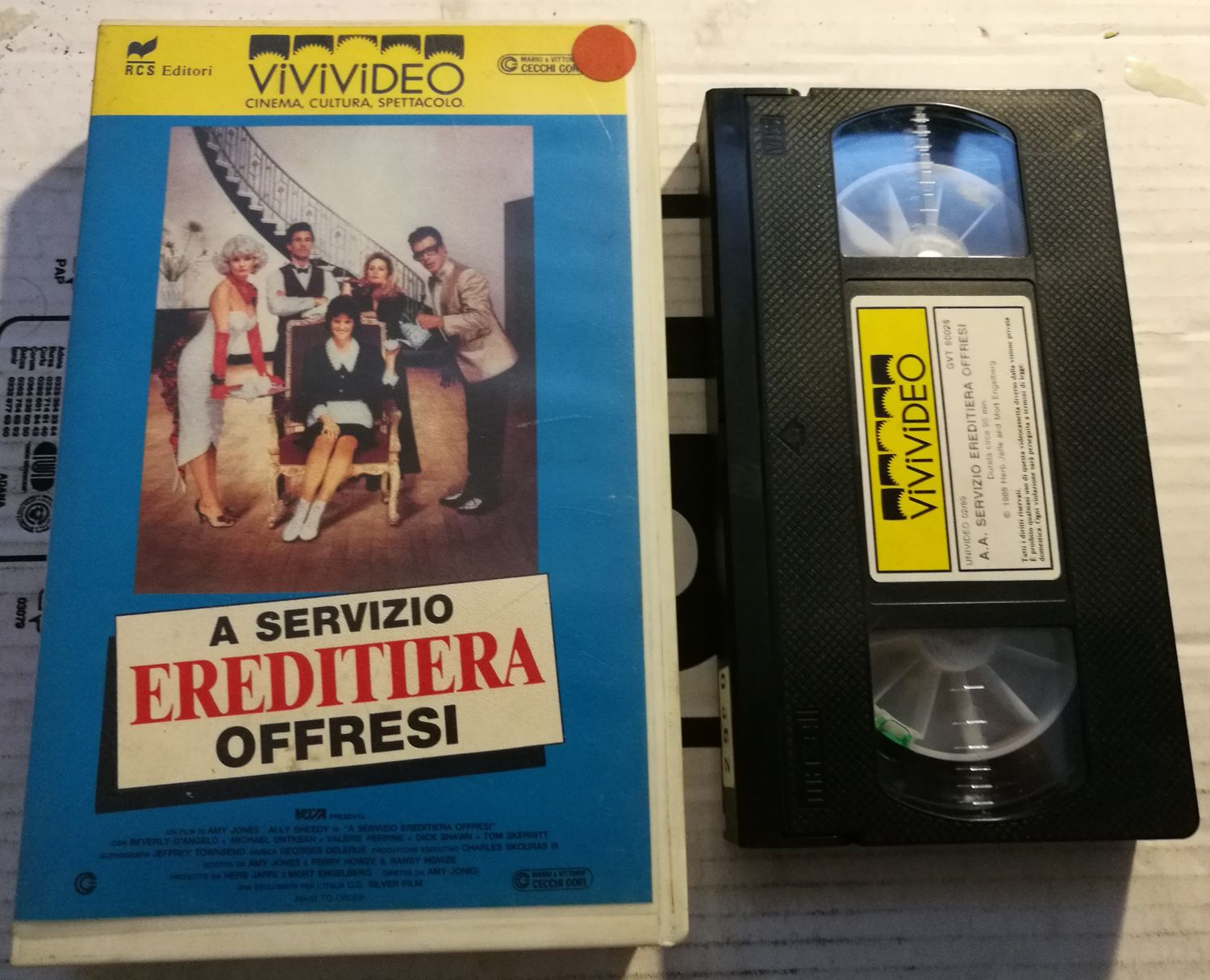 TeknoFilm – VHS – A SERVIZIO EREDITIERA OFFRESI di Amy Holden Jones (1987) - VIVIVIDEO (INEDITO IN DVD) TeknoFilm – VHS – A SERVIZIO EREDITIERA OFFRESI di Amy Holden Jones (1987) - VIVIVIDEO (INEDITO IN DVD)