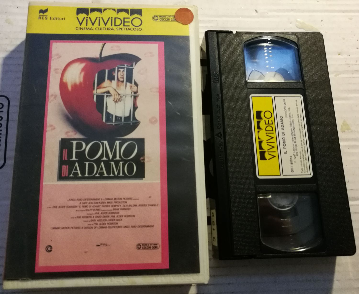 TeknoFilm – VHS – IL POMO DI ADAMO di Phil Alden Robinson (1987) - VIVIVIDEO (INEDITO IN DVD) TeknoFilm – VHS – IL POMO DI ADAMO di Phil Alden Robinson (1987) - VIVIVIDEO (INEDITO IN DVD)