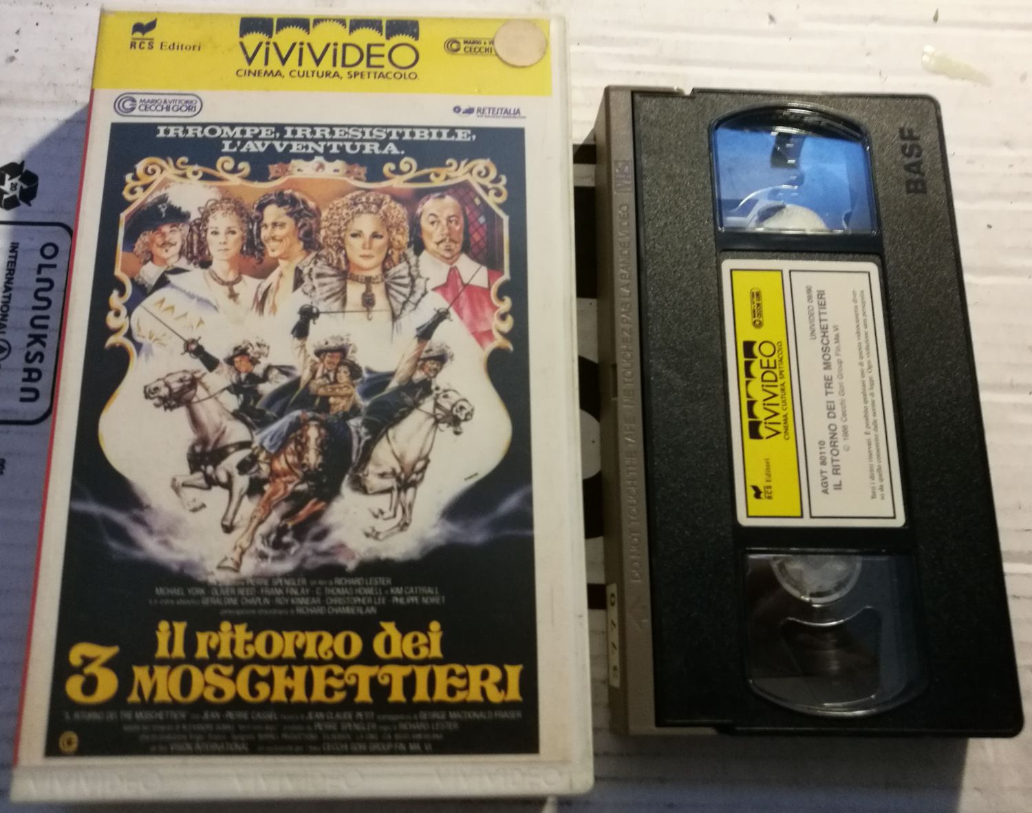 TeknoFilm – VHS – IL RITORNO DEI 3 MOSCHETTIERI di Richard Lester (1989) - VIVIVIDEO (INEDITO IN DVD) TeknoFilm – VHS – IL RITORNO DEI 3 MOSCHETTIERI di Richard Lester (1989) - VIVIVIDEO (INEDITO IN DVD)