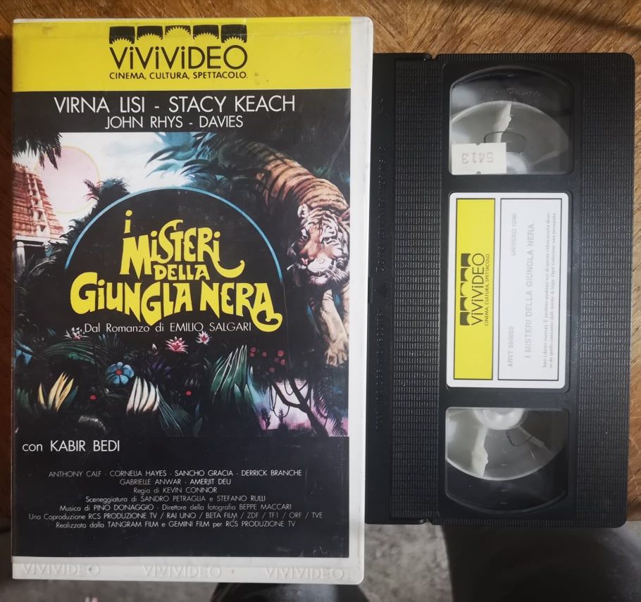 TeknoFilm – VHS – I MISTERI DELLA GIUNGLA NERA (Miniserie TV) di Kevin Connor (1990) - VIVIVIDEO (INEDITO IN DVD) TeknoFilm – VHS – I MISTERI DELLA GIUNGLA NERA (Miniserie TV) di Kevin Connor (1990) - VIVIVIDEO (INEDITO IN DVD)