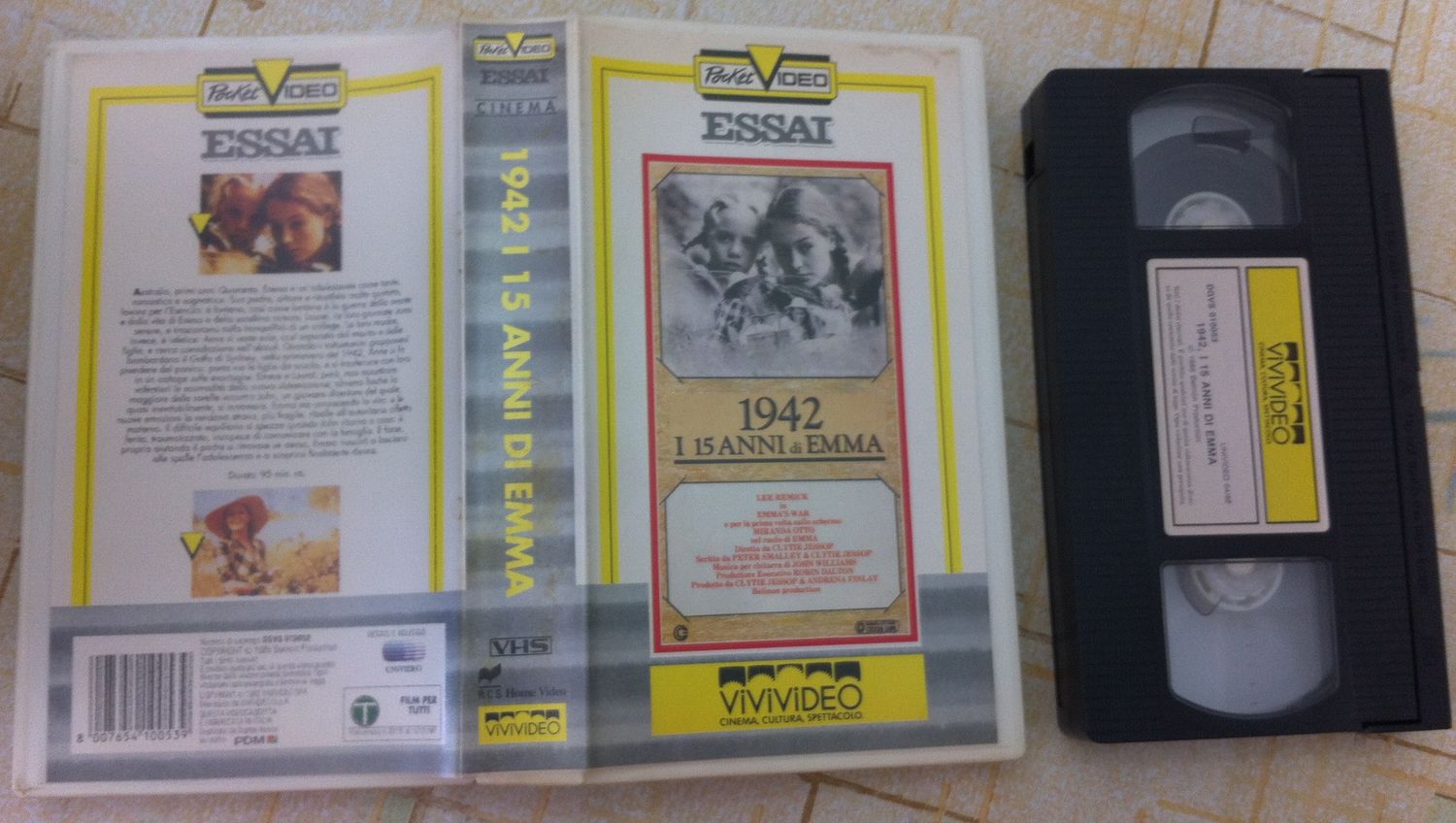 TeknoFilm – VHS – 1942 - I 15 ANNI DI EMMA di Clytie Jessop (1985) - VIVIVIDEO (INEDITO IN DVD) TeknoFilm – VHS – 1942 - I 15 ANNI DI EMMA di Clytie Jessop (1985) - VIVIVIDEO (INEDITO IN DVD)