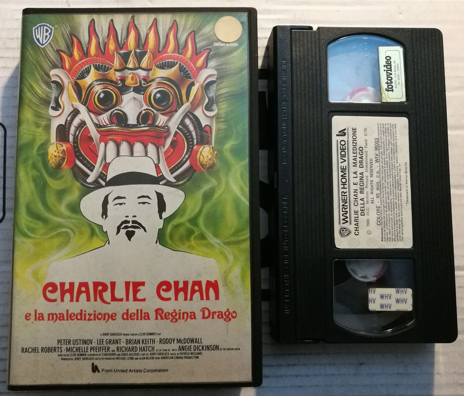 TeknoFilm – VHS – CHARLIE CHAN E LA MALEDIZIONE DELLA REGINA DRAGO di Clive Donner (1980) - WARNER BROS (INEDITO IN DVD) TeknoFilm – VHS – CHARLIE CHAN E LA MALEDIZIONE DELLA REGINA DRAGO di Clive Donner (1980) - WARNER BROS (INEDITO IN DVD)