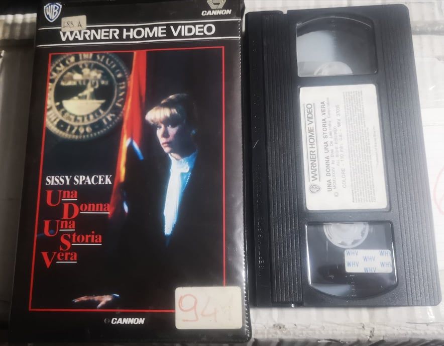 TeknoFilm – VHS – UNA DONNA UNA STORIA VERA di Roger Donaldson (1985) - WARNER BROS (INEDITO IN DVD) TeknoFilm – VHS – UNA DONNA UNA STORIA VERA di Roger Donaldson (1985) - WARNER BROS (INEDITO IN DVD)