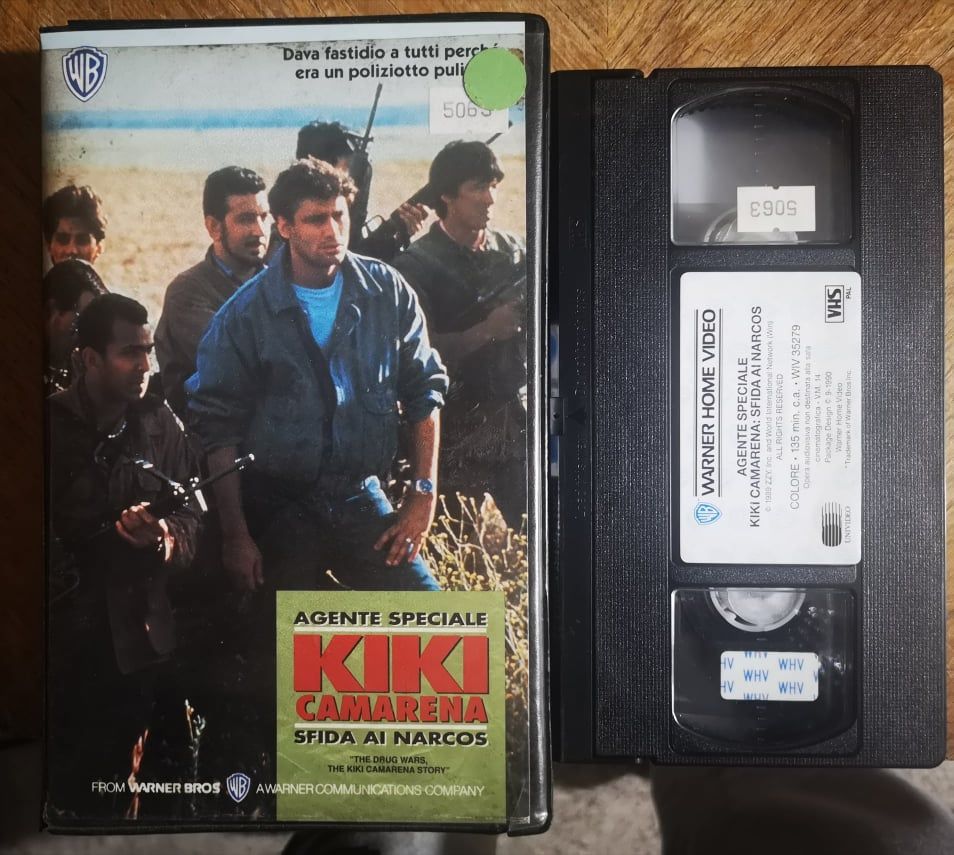 TeknoFilm – VHS – AGENTE SPECIALE KIKI CAMARENA SFIDA AI NARCOS di Brian Gibson (1990) - WARNER BROS (INEDITO IN DVD) TeknoFilm – VHS – AGENTE SPECIALE KIKI CAMARENA SFIDA AI NARCOS di Brian Gibson (1990) - WARNER BROS (INEDITO IN DVD)