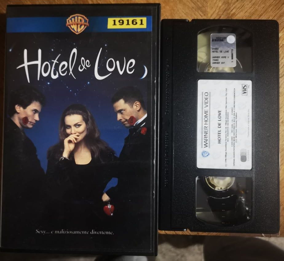 TeknoFilm – VHS – HOTEL DE LOVE di Craig Rosenberg (1996) - WARNER BROS (INEDITO IN DVD) TeknoFilm – VHS – HOTEL DE LOVE di Craig Rosenberg (1996) - WARNER BROS (INEDITO IN DVD)
