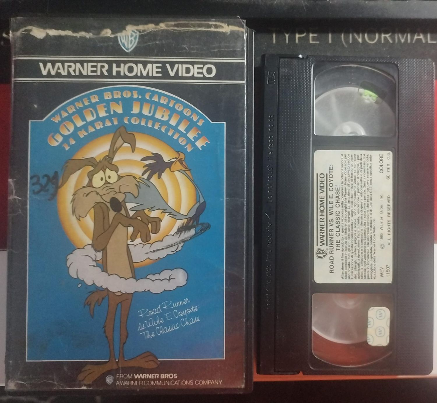 TeknoFilm – VHS (Lingua Inglese) – ROAD RUNNER VS WILE E. COYOTE - THE CLASSIC CHASE (1985) - WARNER BROS (INEDITO IN DVD) TeknoFilm – VHS (Lingua Inglese) – ROAD RUNNER VS WILE E. COYOTE - THE CLASSIC CHASE (1985) - WARNER BROS (INEDITO IN DVD)