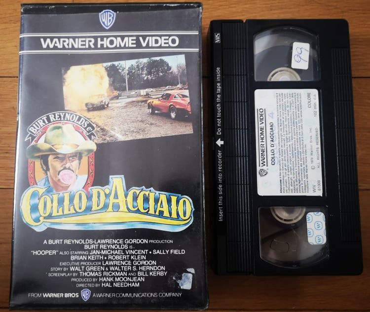 TeknoFilm – VHS – COLLO D'ACCIAIO di Hal Needham (1978) - WARNER BROS (INEDITO IN DVD) TeknoFilm – VHS – COLLO D'ACCIAIO di Hal Needham (1978) - WARNER BROS (INEDITO IN DVD)