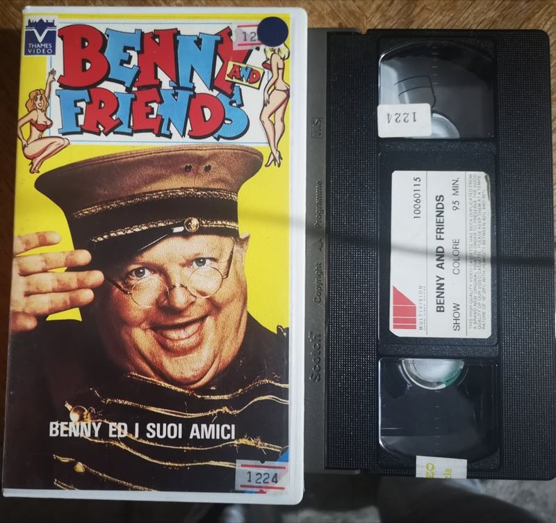 TeknoFilm – VHS – BENNY AND FRIENDS - BENNY HILL E I SUOI AMICI (1981) - MULTIVISION (INEDITO IN DVD)
