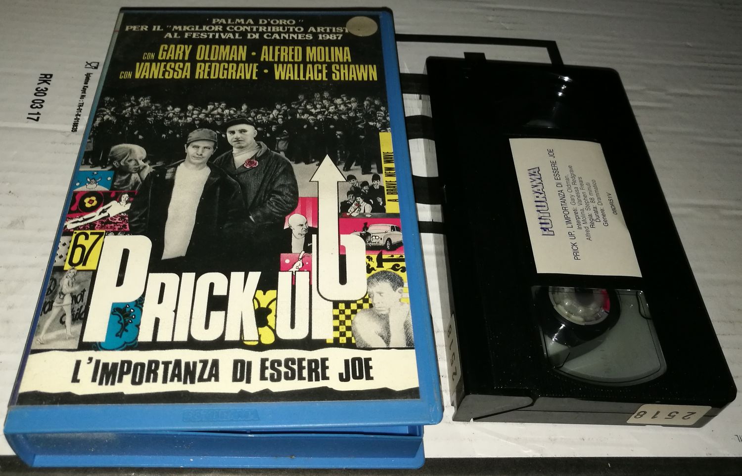 TeknoFilm - VHS – PRICK UP - L'IMPORTANZA DI ESSERE JOE di Stephen Frears (1987) - FUTURAMA TeknoFilm - VHS – PRICK UP - L'IMPORTANZA DI ESSERE JOE di Stephen Frears (1987) - FUTURAMA