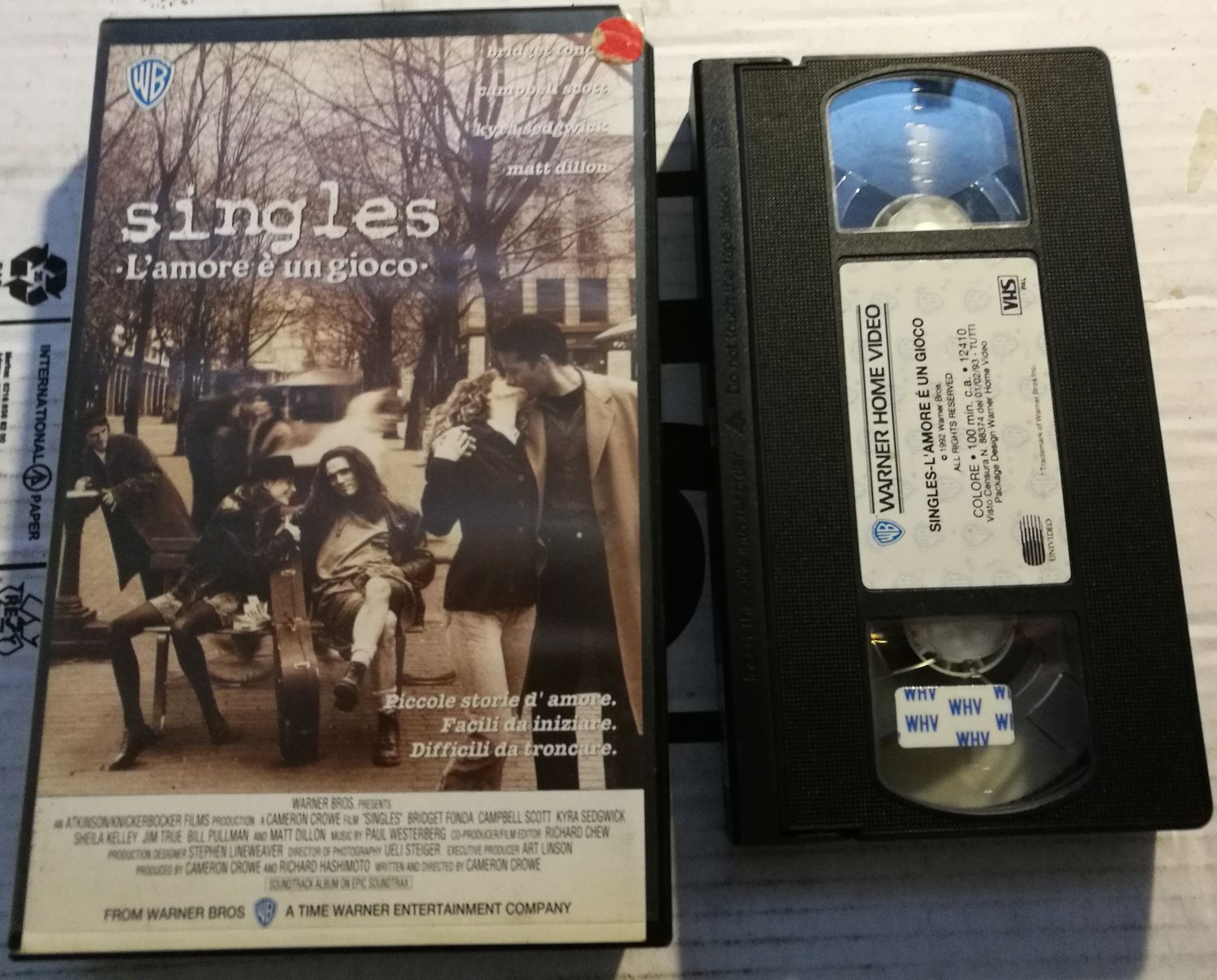 TeknoFilm – VHS – SINGLES - L'AMORE E' UN GIOCO di Cameron Crowe (1992) - WARNER BROS TeknoFilm – VHS – SINGLES - L'AMORE E' UN GIOCO di Cameron Crowe (1992) - WARNER BROS