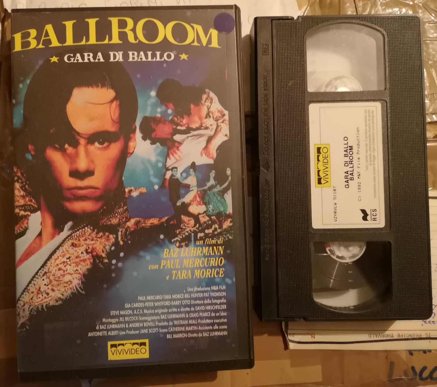 TeknoFilm – VHS – BALLROOM - GARA DI BALLO di Baz Luhrmann (1992) - VIVIVIDEO TeknoFilm – VHS – BALLROOM - GARA DI BALLO di Baz Luhrmann (1992) - VIVIVIDEO