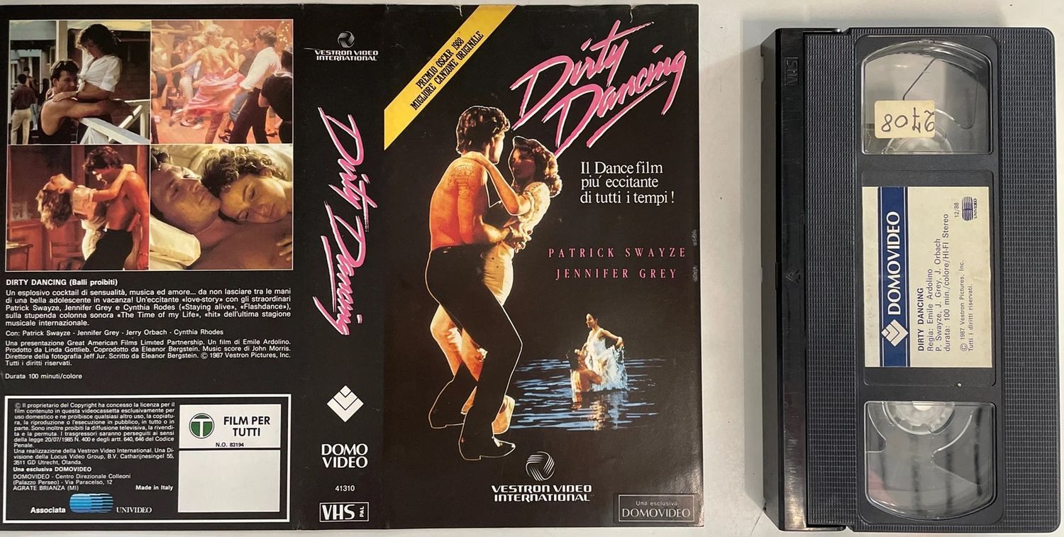 TeknoFilm - VHS – DIRTY DANCING di Emile Ardolino (1987) - DOMOVIDEO (INEDITO IN DVD) TeknoFilm - VHS – DIRTY DANCING di Emile Ardolino (1987) - DOMOVIDEO (INEDITO IN DVD)