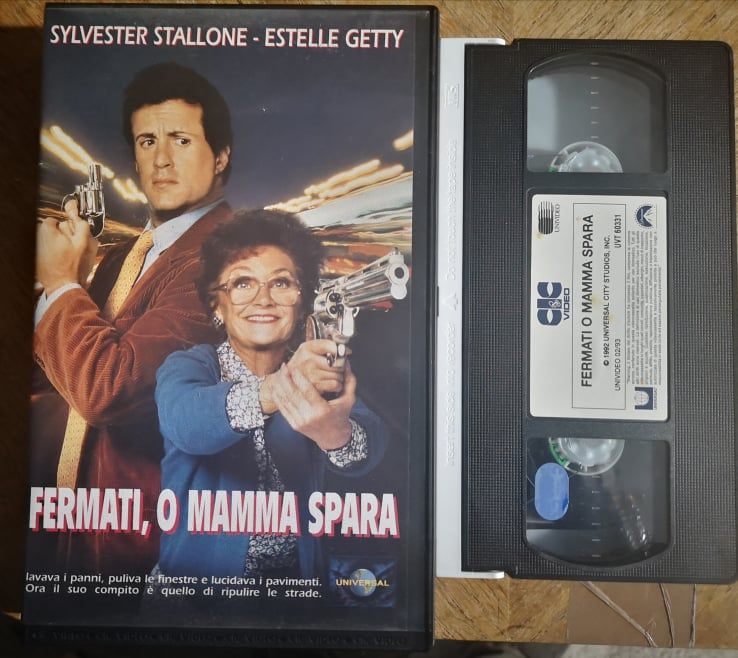 TeknoFilm - VHS – FERMATI O MAMMA SPARA di Roger Spottiswoode (1992) - CIC TeknoFilm - VHS – FERMATI O MAMMA SPARA di Roger Spottiswoode (1992) - CIC
