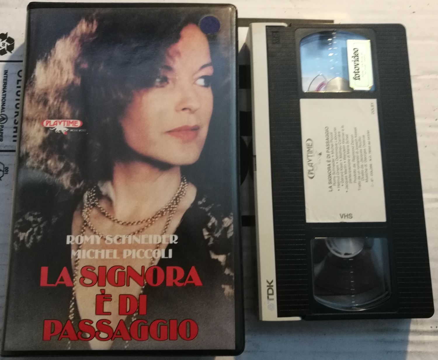 TeknoFilm - VHS - LA SIGNORA E' DI PASSAGGIO di Jacques Rouffio (1981) - PLAYTIME (INEDITO IN DVD) TeknoFilm - VHS - LA SIGNORA E' DI PASSAGGIO di Jacques Rouffio (1981) - PLAYTIME (INEDITO IN DVD)