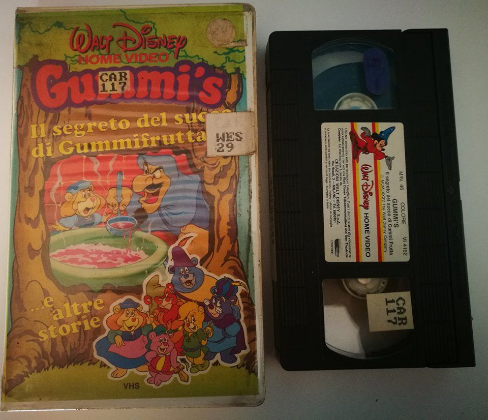 TeknoFilm - VHS - GUMMI'S - IL SEGRETO DEL SUCCO DI GUMMIFRUTTA di A.A.V.V. (1985) - WALT DISNEY (INEDITO IN DVD) TeknoFilm - VHS - GUMMI'S - IL SEGRETO DEL SUCCO DI GUMMIFRUTTA di A.A.V.V. (1985) - WALT DISNEY (INEDITO IN DVD)