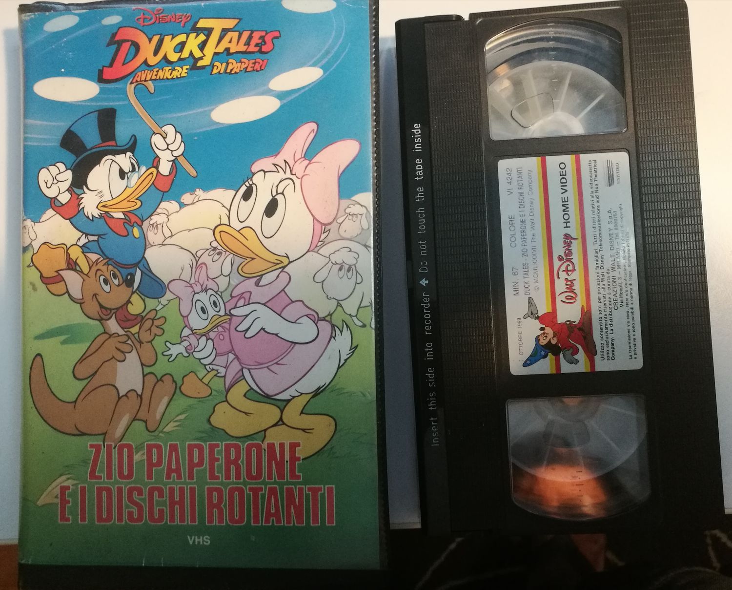 TeknoFilm - VHS - DUCK TALES AVVENTURE DI PAPERI - ZIO PAPERONE E I DISCHI ROTANTI di A.A.V.V. (1987) - WALT DISNEY (INEDITO IN DVD) TeknoFilm - VHS - DUCK TALES AVVENTURE DI PAPERI - ZIO PAPERONE E I DISCHI ROTANTI di A.A.V.V. (1987) - WALT DISNEY (INEDITO IN DVD)