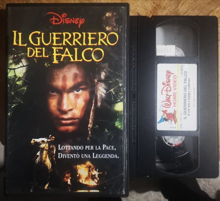 TeknoFilm - VHS - IL GUERRIERO DEL FALCO di Xavier Koller (1994) - WALT DISNEY (INEDITO IN DVD) TeknoFilm - VHS - IL GUERRIERO DEL FALCO di Xavier Koller (1994) - WALT DISNEY (INEDITO IN DVD)